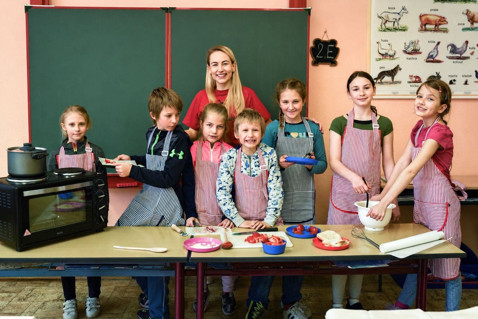 Lektorka Berukroužků s dětmi při kroužku vaření ve školní třídě